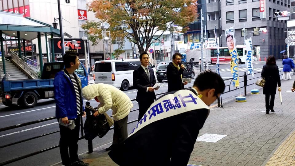 長妻昭さんとご挨拶する山岸一生