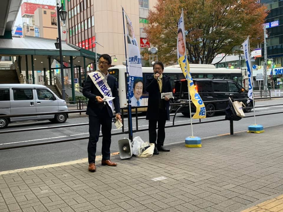 長妻昭さんと並ぶ山岸一生