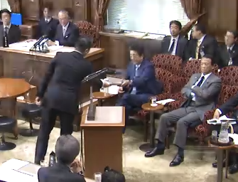 安倍首相に資料を渡す福山哲郎さん