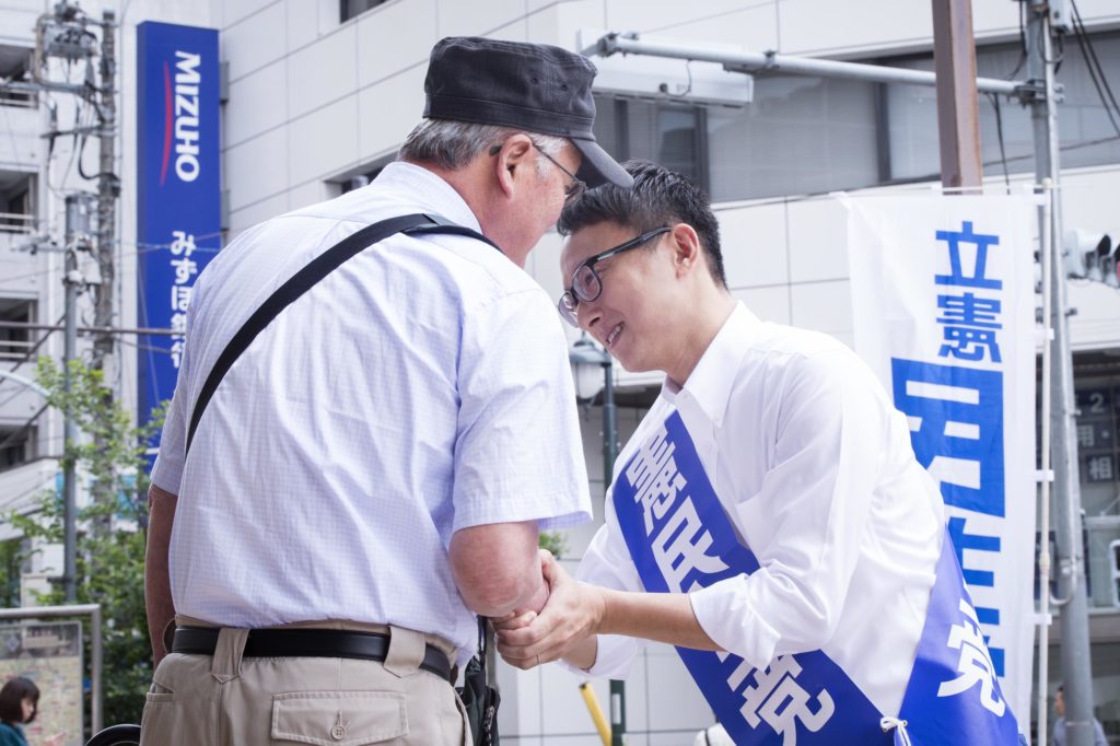握手する山岸一生