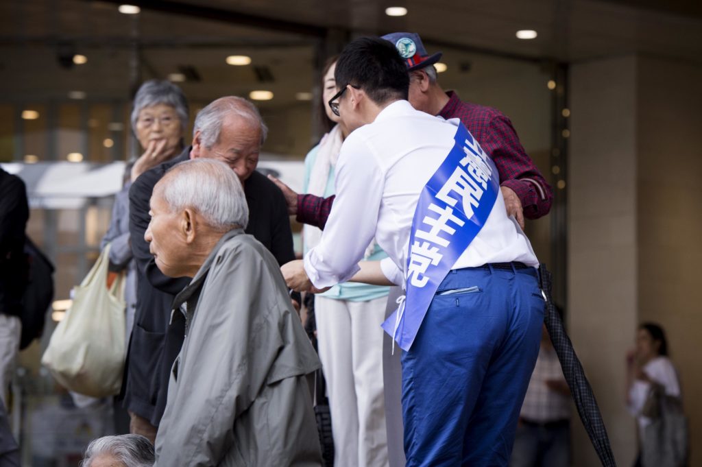 握手する山岸一生