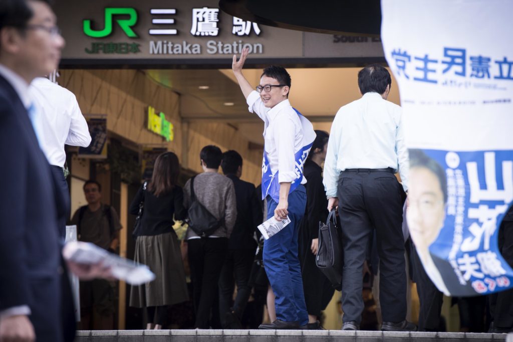 三鷹駅にいる山岸一生
